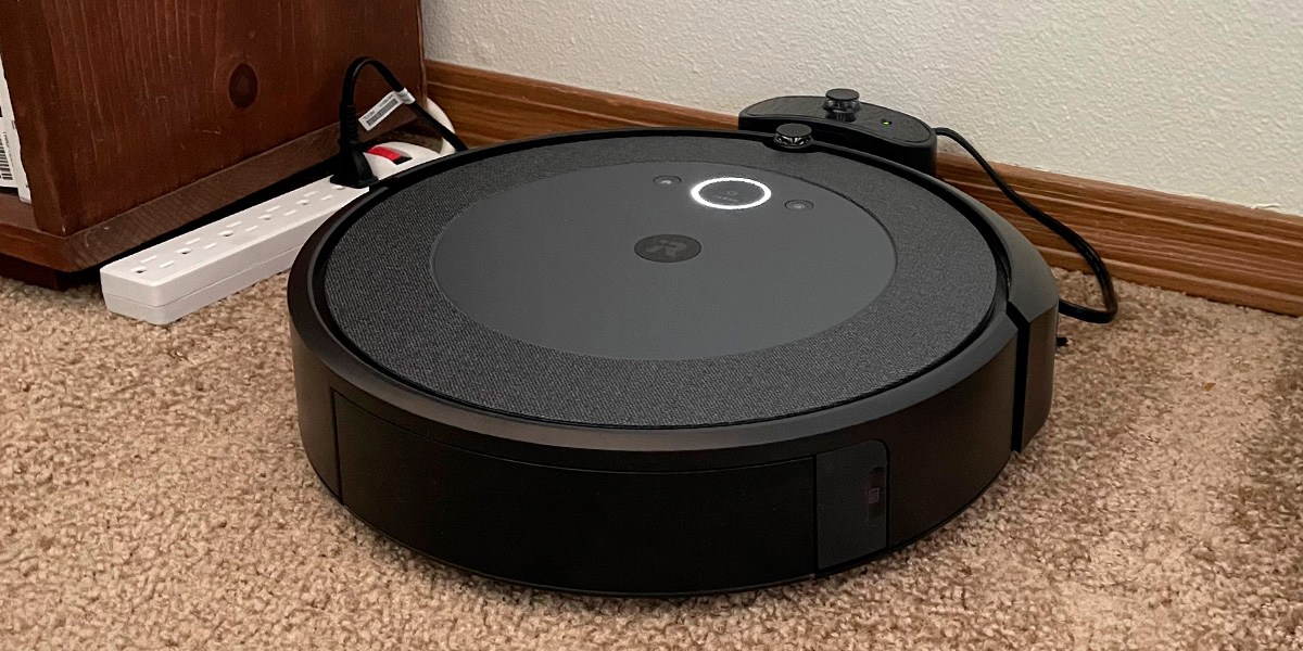 iRobot Roomba i4 EVO charging  iRobot Roomba i4 EVO charging