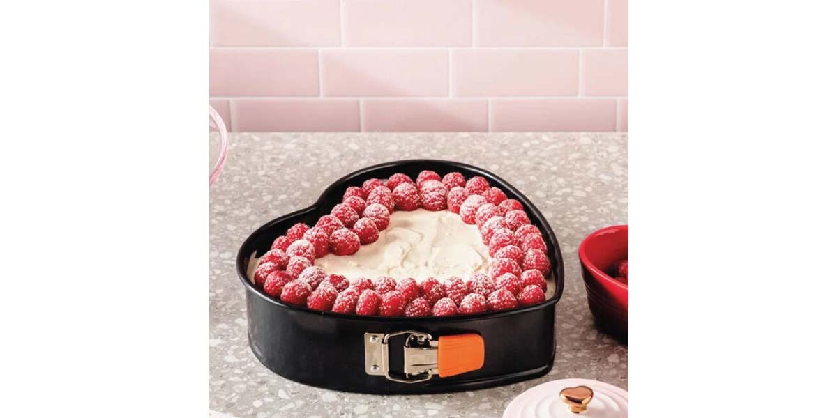 Le Creuset Nonstick Metal Bakeware Heart Springform Pan