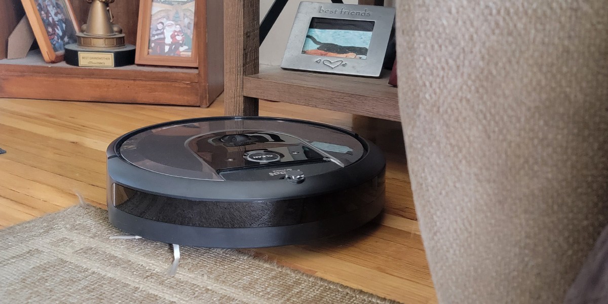 Roomba i8+ on hard floor navigating to carpeted area. Roomba i8+ on hard floor navigating to carpeted area.