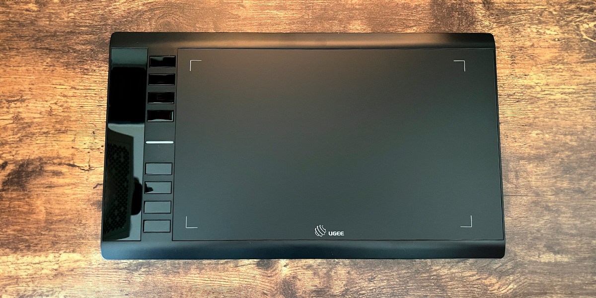 Ugee M708 Tablet on wooden table Ugee M708 Tablet on wooden table