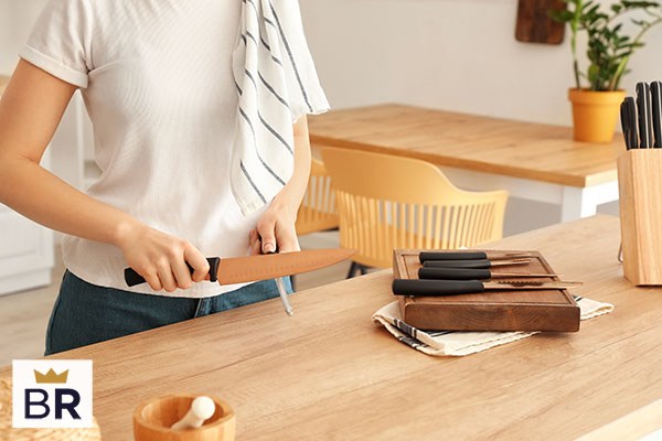 https://cdn14.bestreviews.com/images/v4desktop/image-full-page-600x400/02-kitchen-knife-sets-0f491f.jpg?p=w900