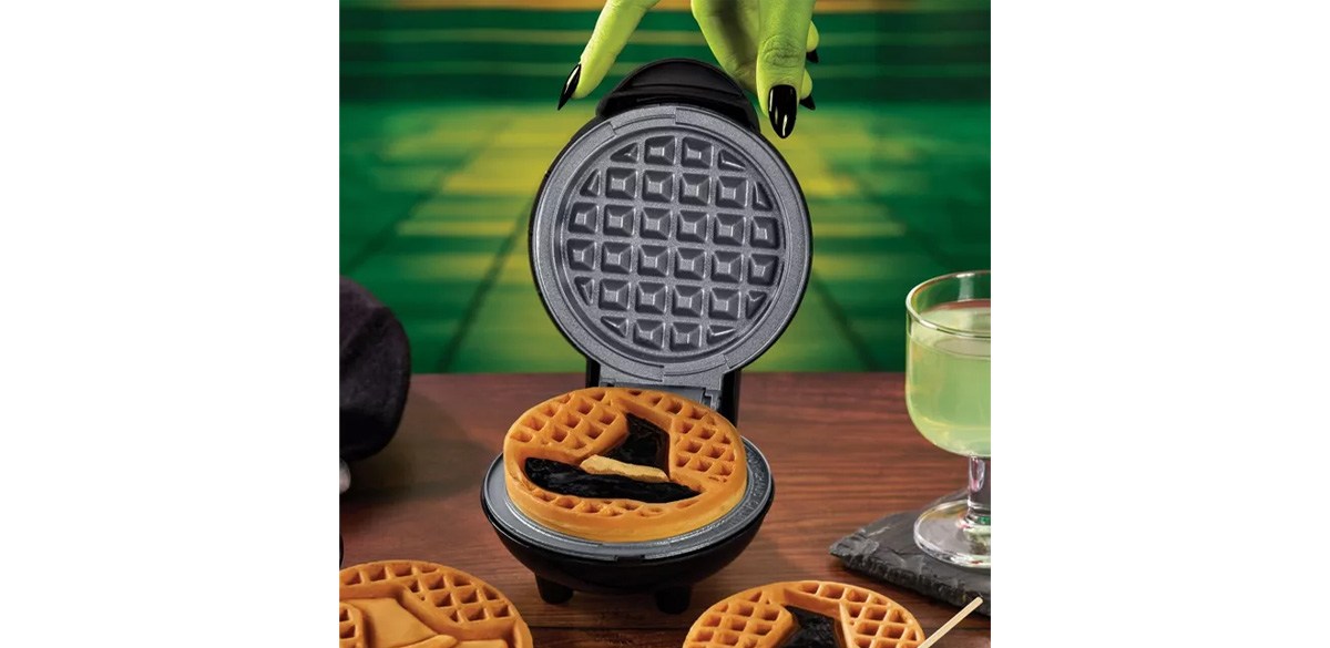 Dash Witches Hat Mini Waffle Maker