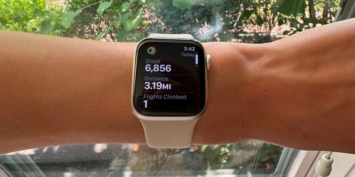  Apple Watch SE (2nd Gen) on wrist