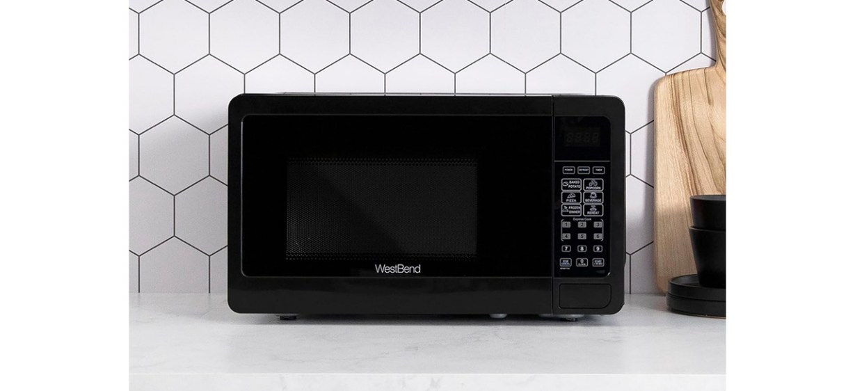 West Bend WBMW71B Microwave Oven